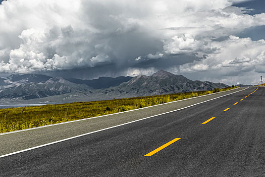 新疆喀纳斯湖边公路