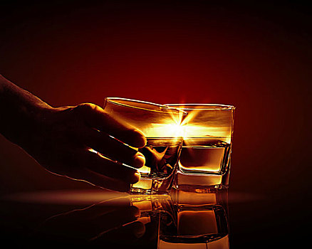 握着,一个,两个,玻璃杯,威士忌,自然,插画
