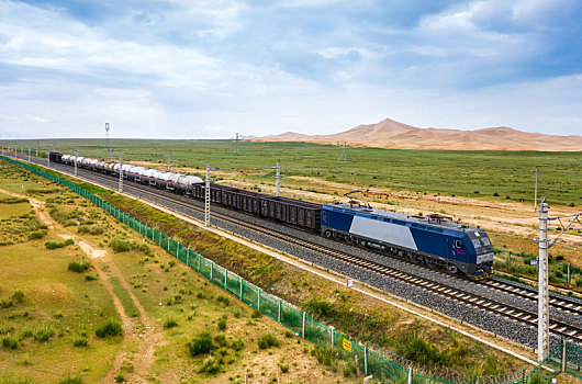 青藏铁路上运行的中国铁路货运列车