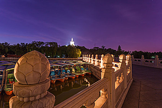 北京北海公园夜景