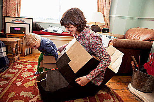 母亲,儿子,玩,纸板箱,客厅