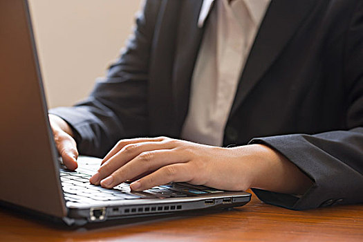 女人工作使用笔记本电脑