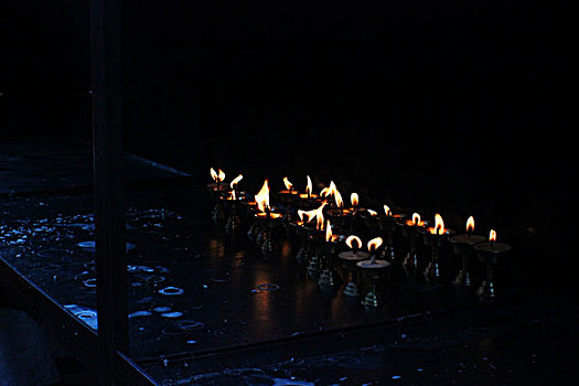 寺庙祈福蜡烛烛光尼泊尔
