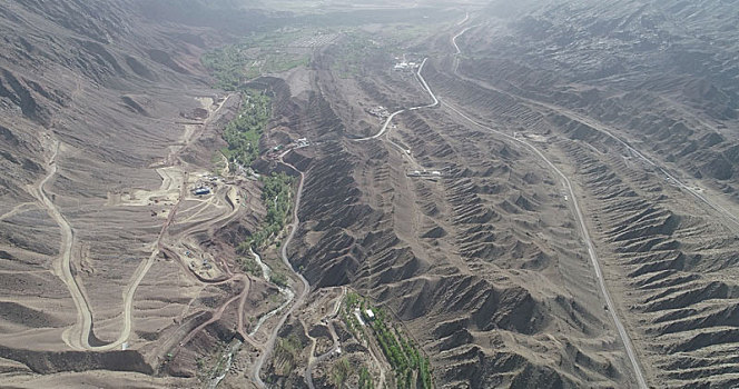 新疆哈密,航拍天山山区的地质构造与山区公路