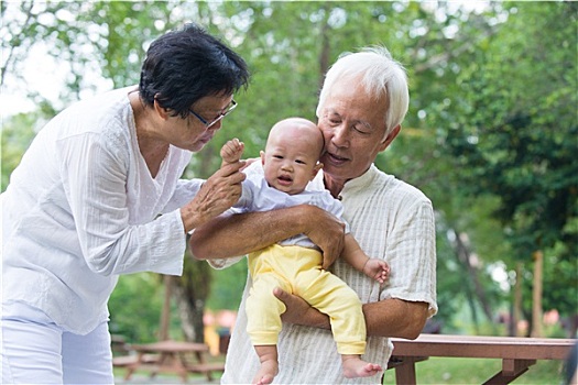 亚洲人,哭,婴儿,安慰,祖父母,户外,花园