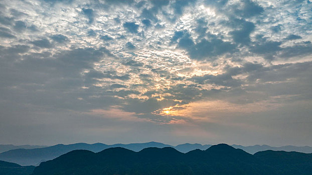 深秋晨曦乡村淡墨山水画