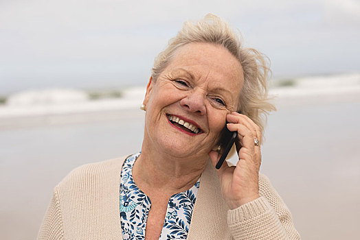 高兴,老年,女人,交谈,手机,海滩