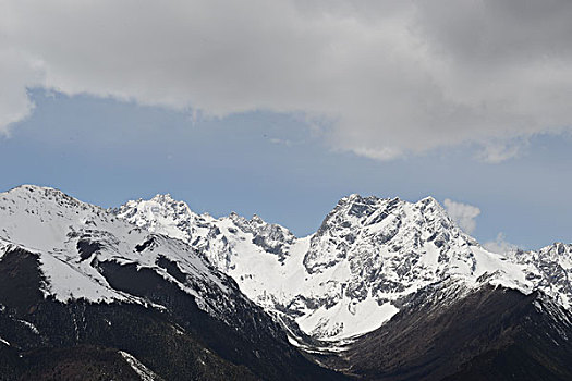 雪山流云美景