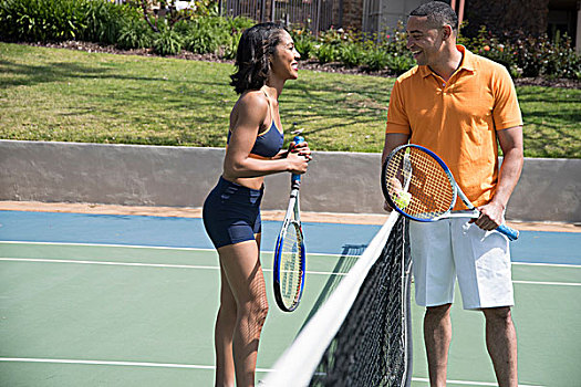 情侣,交谈,旁侧,网球场,球网