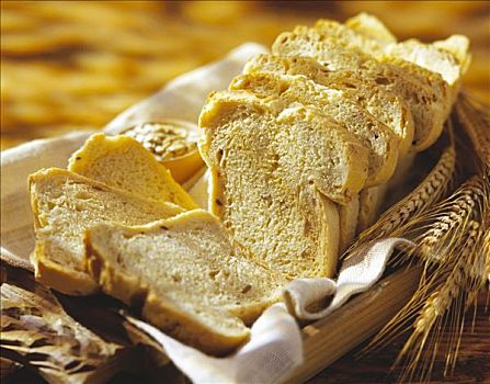 白面包,面包筐,玉米穗