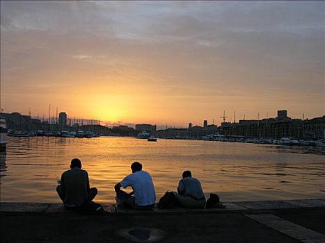 三个男人,坐,老,港口,马赛,法国,日落
