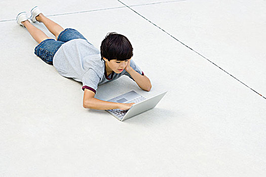男孩,俯卧,地上,使用笔记本,电脑