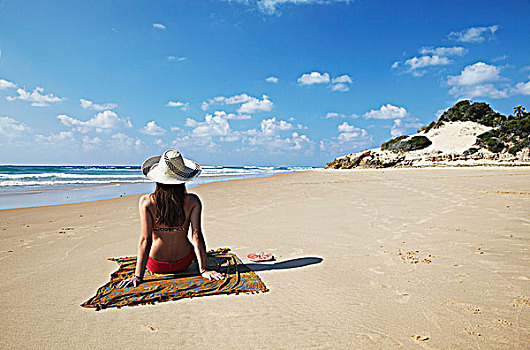 坐,女人,海滩,莫桑比克