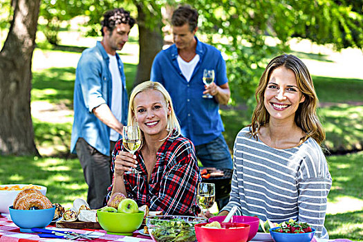 朋友,野餐,葡萄酒,烧烤,公园