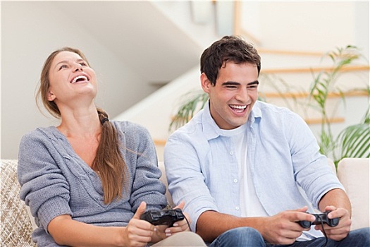 幸福伴侣,玩电玩