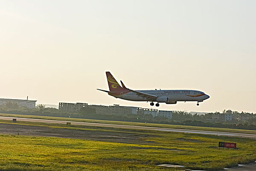 海南航空公司的客机正在广州白云机场起飞,升空,降落