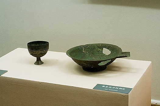 内蒙古博物馆陈列唐代镏金花卉纹铜