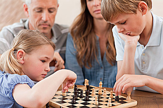 专注,兄弟姐妹,玩,下棋,正面,父母