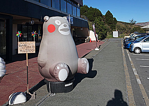日本阿苏火山位于阿苏国立公园的中心,包括辽阔的外轮山,分布着7个村镇及阿苏五岳,草千里是指鸟帽子岳,阿苏五岳之一,中腹的广阔草原,图为草千里观光休闲购物区
