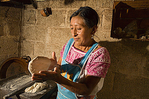 女人,烘制,玉米饼,乡村,圣米格尔,柏布拉,墨西哥,北美