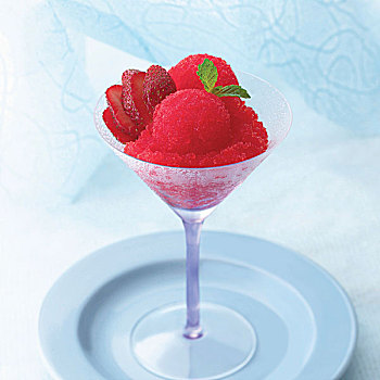草莓冰糕,高脚玻璃杯