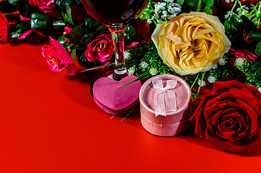 玫瑰花,红酒,礼品盒和心形