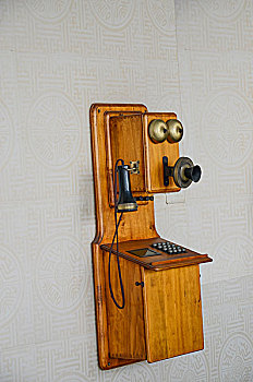 老式木结构电话机