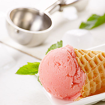 树莓冰淇淋,蛋卷,上方,白色背景