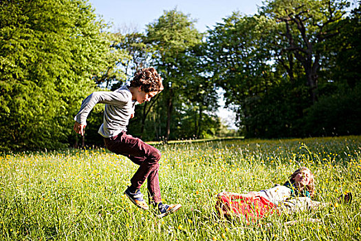 孩子,跳跃,玩,草场,公园