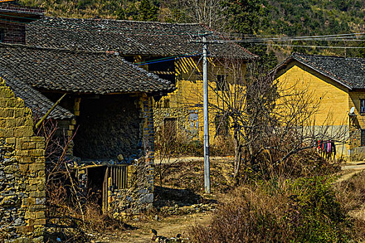 村庄,农村,房子,老屋,土墙,树,水沟,小溪,山,蓝天,鸡,鸭,草,田地,农舍