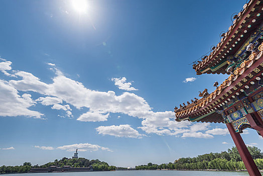 中国北京北海公园的五龙亭