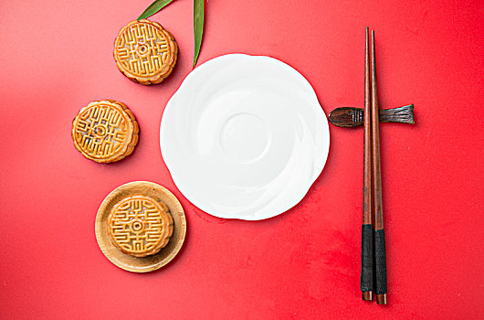 月饼,白盘子,筷子