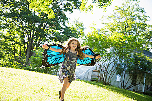 孩子,草坪,正面,农舍,穿,大,蓝色,蝴蝶,翼,伸展胳膊