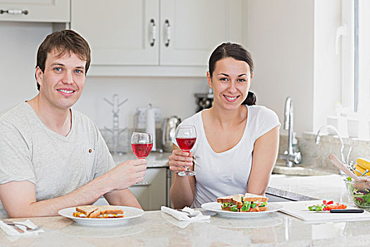 年轻,情侣,坐,厨房,喝,葡萄酒,吃饭,三明治