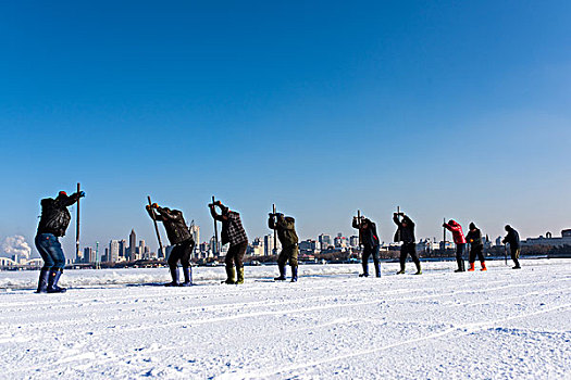 12月3日上午,哈尔滨冰雪大世界第3界采冰节,在松花江冰面上举行,现场有许多市民与游客前来观看的同时,与此同时,第十九届哈尔滨冰雪大世界的建筑期也拉开序幕