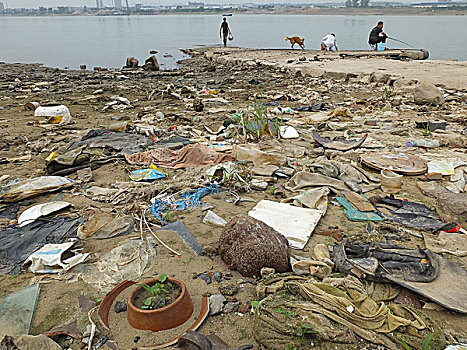 长江江滩垃圾