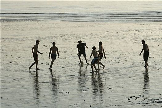 男青年,玩,足球,海滩,诺曼底,法国,欧洲