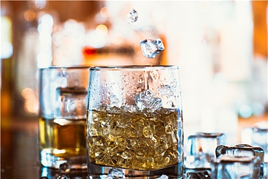 威士忌酒杯,冰,暖光,黑色背景,桌子,反射,温馨,气氛