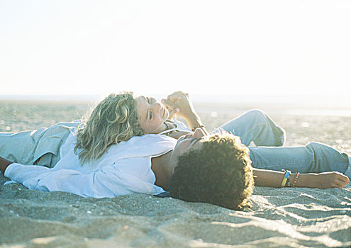 年轻,情侣,躺着,海滩