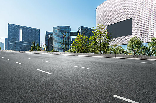 汽车广告背景,公路和现代城市建筑