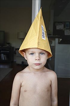 肖像,小男孩,戴着,信封,帽子