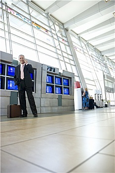 老人,商务人士,站立,旁侧,排,航班时刻,显示屏,机场,打手机,微笑,头像,贴地拍摄