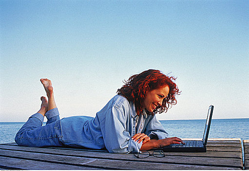 女人,躺着,码头,使用笔记本,电脑