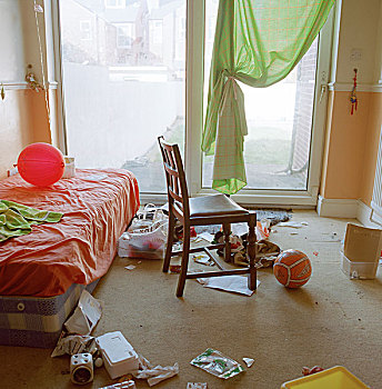 年轻,卧室,左边,凌乱,玩具,椅子,气球