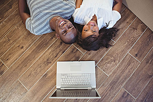 种族,情侣,躺着,地面,靠近,笔记本电脑