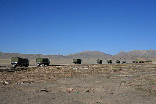 西藏青藏公路上运输的军车