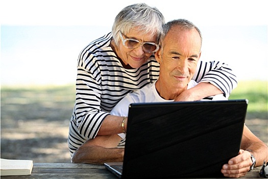 65岁,老年夫妇,电脑,户外
