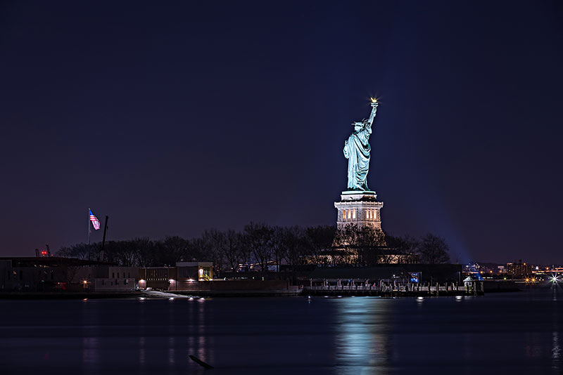 美国纽约自由女神像夜景