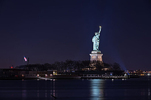 美国纽约自由女神像夜景