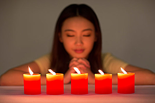 年轻女性拿着红蜡烛